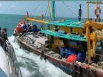 kapal-tangkap-ikan-berbendera-malaysia-saat-hendak-ditangkap-kapal-pengawas-kkp-ri.jpg
