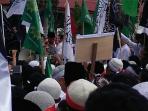 kapolda-riau-diantara-ribuan-massa-aksi-di-tugu-zapin-jalan-sudirman-jumat-4112016_20161104_162748.jpg