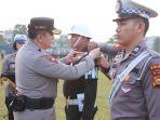 kapolda-riau-irjen-pol-mohammad-iqbal-saat-menyematkan-pita-operasi-keselamatan-lancang-kuning-2023.jpg