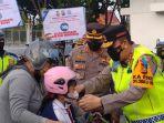 kapolda-riau-pasangkan-helm.jpg