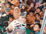 kapolda-swafoto-bersama-anak-anak-korban-banjir-rohul.jpg