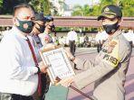 kapolres-inhil-akbp-dian-setyawan-menyerahkan-penghargaan.jpg