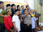 kapolres-inhil-akbp-dolifar-manurung-ber-wefie-dengan-wartawan_20170622_165247.jpg
