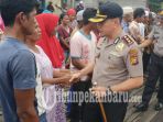 kapolres-inhil-serahkan-bantuan_20180909_175843.jpg