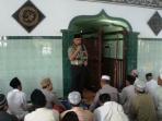 kapolres-jember-jawa-timur-akbp-sabilul-alif-khutbah-jumat_20150405_234559.jpg