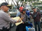 kapolresta-pekanbaru-kombes-pol-susanto-memberikan-hadiah-kepada-pengendara-sepeda-motor_20171102_120113.jpg