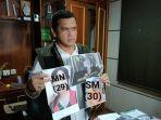 kasat-reskrim-polrestabes-makassar-akbp-reonald-simanjuntak-memperlihatkan-foto-pelaku.jpg