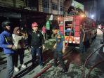 Petugas Pemadam Kebakaran di Tembilahan Terluka Saat Padamkan Kebakaran Toko Kain