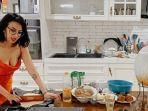 kelakukan-bikin-tegang-vanessa-angel-ajak-suami-bikin-dosa-di-dapur-siang-hari-lihat-aksinya.jpg