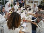 kelompok-arisan-mama-cantik-macan-kembali-memulai-rutinitas-bulanan-kumpul-bersama_20171105_070919.jpg