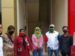 keluarga-dua-tersangka-polisi-gadungan-rudi-efendi-40-dan-joko.jpg