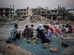 keluarga-gaza-buka-puasa-di-antara-reruntuhan-2_20150621_105413.jpg