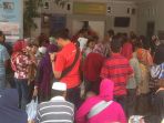 keluarga-yang-datang-mengunjungi-saudaranya-yang-ada-di-dalam-rutan-sialang-bungkuk_20170508_113421.jpg