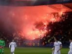 kembang-api-di-stadion-sepak-bola_20161020_075555.jpg