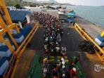 kendaraan-bermotor-bersiap-menyeberangi-selat-sunda-dari-pelabuhan-bakauheni.jpg