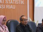 kepala-bps-riau-asep-riyadi-tengah.jpg