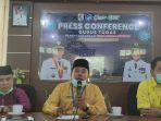 kepala-dinas-kesehatan-pelalawan-asril-mkes-memberi-keterangan-pers.jpg