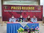 kepala-kantor-imigrasi-kelas-i-tpi-pekanbaru-syahrioma-delavino-deportasi-wna.jpg