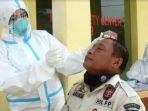 kepala-satpol-pp-dan-damkar-pelalawan-abu-bakar-jalani-swab-tes.jpg