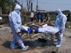 kerabat-yang-mengenakan-setelan-alat-pelindung-diri-apd-membawa-jenazah.jpg