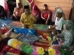 ketua-dprd-kampar-ahmad-fikri-menjenguk-andika-remaja-pengidap-kanker-hati_20180312_103722.jpg