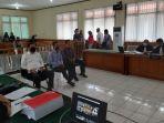 ketua-dprd-riau-indra-gunawan-eet-duduk-paling-kanan-lepas-masker.jpg