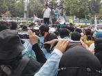 ketua-dprd-riau-sambut-pendemo.jpg