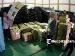 ketua-kpu-pekanbaru-yeli-noviza-kiri-meninjau-logistik-pemilu.jpg