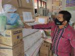 ketua-kpu-pelalawan-cek-logistik.jpg