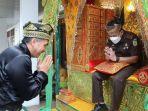 ketua_dprd_inhil_sambut_kunker_kajati_riau_ke_tembilahan.jpg