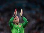 kiper-denmark-kasper-schmeichel-bertepuk-tangan.jpg