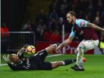 kiper-watford-heurelho-gomes-melakukan-penyelamatan-gemilang_20171120_063635.jpg