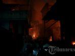 kobaran-api-dan-asap-hitam-tebal-pada-rumah-warga-yang-terbakar-akibat-kebakaran-depo-pertamina.jpg