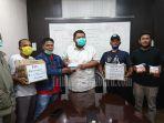 kode-keras-warga-sumbangi-bupati-dan-sekdakab-serta-anggota-dprd-rohul-beras-tiga-sendok-dan-telur.jpg