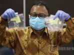 komisioner-komnas-ham-choirul-anam-menunjukkan-barang-bukti.jpg