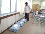 komisioner-kpu-ilham-yasir-memperlihatkan-atribut-kampanye-dpd-belum-diambil-di-kpu.jpg
