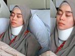 kondisi-lesti-kejora-gunakan-gips-di-leher-pasca-alami-kdrt-yang-dilakukan-rizky-billar.jpg