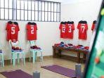 kondisi-ruang-ganti-timnas-indonesia-u-22-di-sea-games-2023-kamboja-pakai-kursi-plastik.jpg