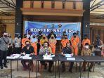 konferensi-pers-yang-digelar-di-rumah-mak-gadi.jpg