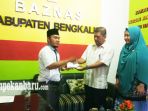 koni-bengkalis-salurkan-hasil-penggalangan-dana_20181106_212932.jpg