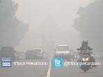 kota-pekanbaru-kembali-diselimuti-kabut-asap-pekat-4_20151019_192716.jpg