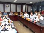 kpk-kumpulkan-lima-kepala-bapenda-di-bank-riau-kepri_20181023_084436.jpg