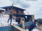 kpu-inhil-distribusikan-logistik-via-kapal.jpg