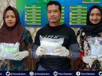 kurir-narkoba-di-riau-digerebek-di-kamar-hotel-polisi-sita-1-kg-sabu-sabu-4476-butir-pil-ekstasi.jpg