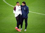 kylian-mbappe-kiri-berbicara-dengan-pelatih-psg-mauricio-pochettino.jpg