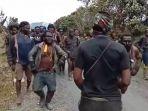 lagi-asik-buat-video-tentang-perang-kkb-papua-kocar-kacir-kepergok-tni-polri-egianuskogoya-dkk.jpg