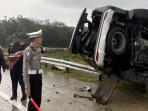 laka-tunggal-fortuner-di-tol-pekanbaru-bangkinang.jpg