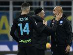 lautaro-martinez-tengah-menyapa-pelatih-napoli-luciano-spalletti.jpg