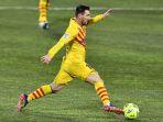 lionel-messi-berlari-dengan-bola-selama-pertandingan-sepak-bola-liga-spanyol.jpg