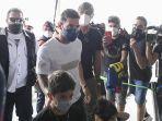 lionel-messi-bersama-keluarganya-saat-di-bandara-el-prat-di-barcelona-pada-10-agustus-2021.jpg